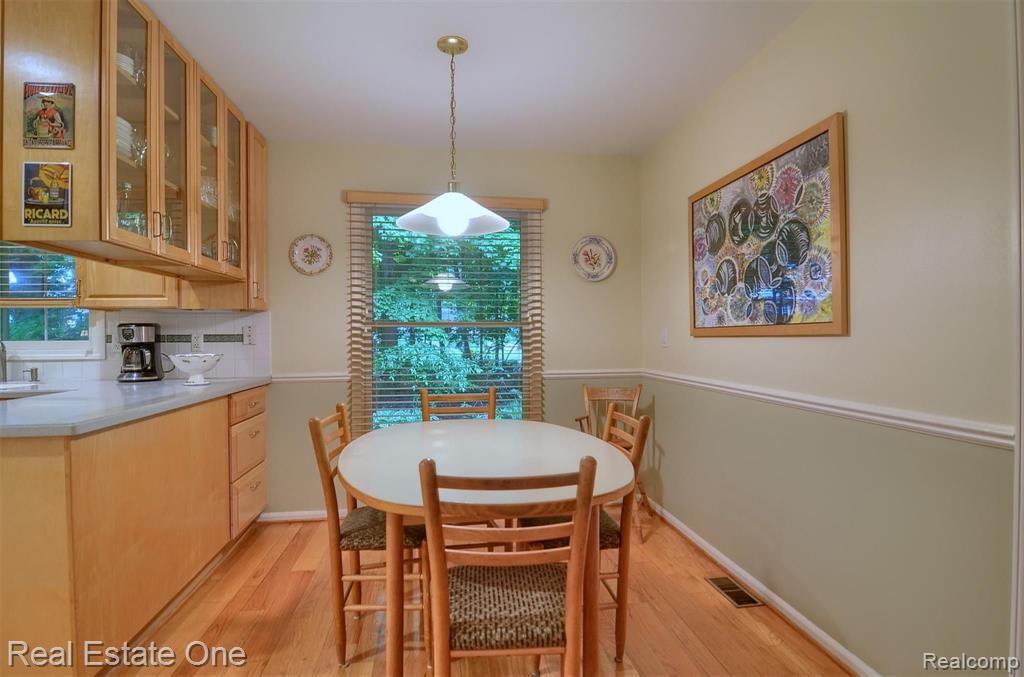 33877 Hunters Pointe Road Farmington Hills, MI 48331 - Photo 12 of 44