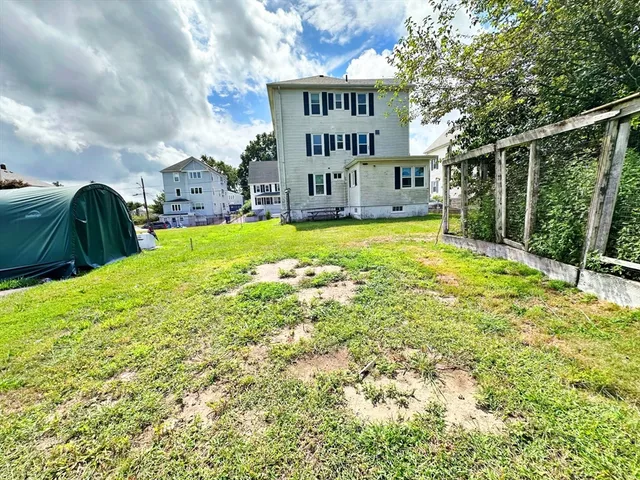 a view of a house with a yard