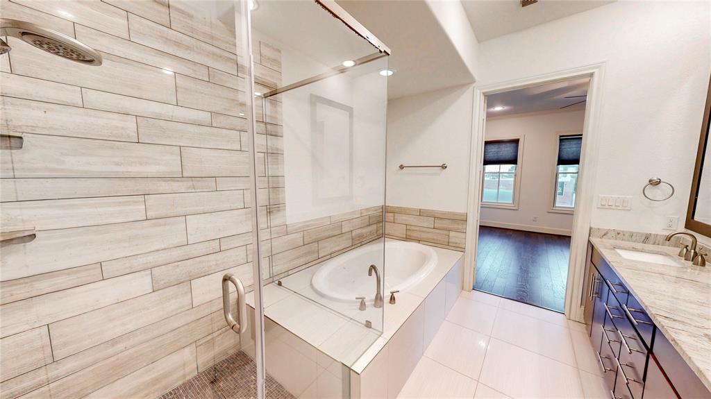 620 South Pearl Expressway Dallas, TX 75201 - Photo 24 of 33 a bathroom with a tub a sink and a shower