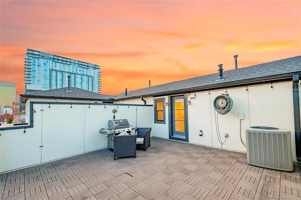 620 South Pearl Expressway Dallas, TX 75201 - Photo 25 of 33 a view of a house with wooden fence
