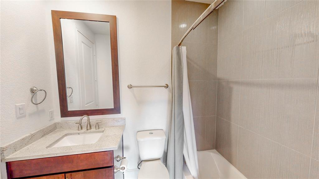 620 South Pearl Expressway Dallas, TX 75201 - Photo 7 of 33 a bathroom with a sink and a mirror