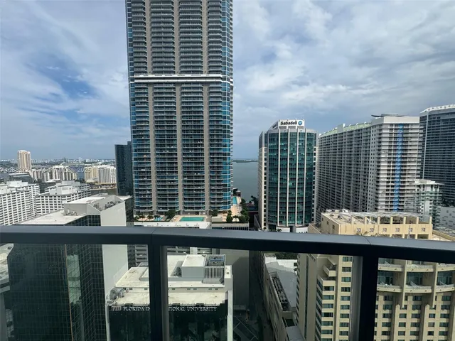 $3,400 | 1060 Brickell Avenue, Unit 3005, Miami, FL 33131