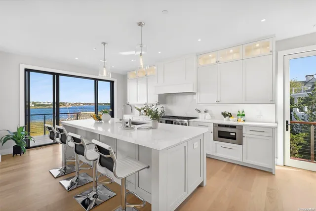 $8,995,000 | 218 Dune Road, Westhampton Beach, NY 11978