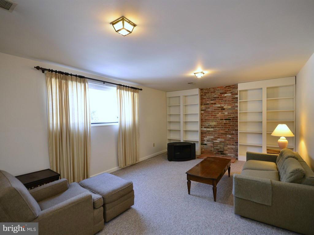 4906 Stickley Road Rockville, MD 20852 - Photo 19 of 27 Living Room