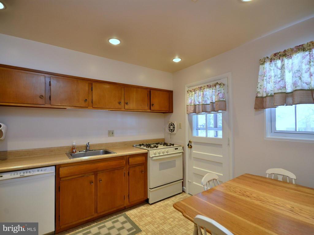 4906 Stickley Road Rockville, MD 20852 - Photo 8 of 27 Kitchen