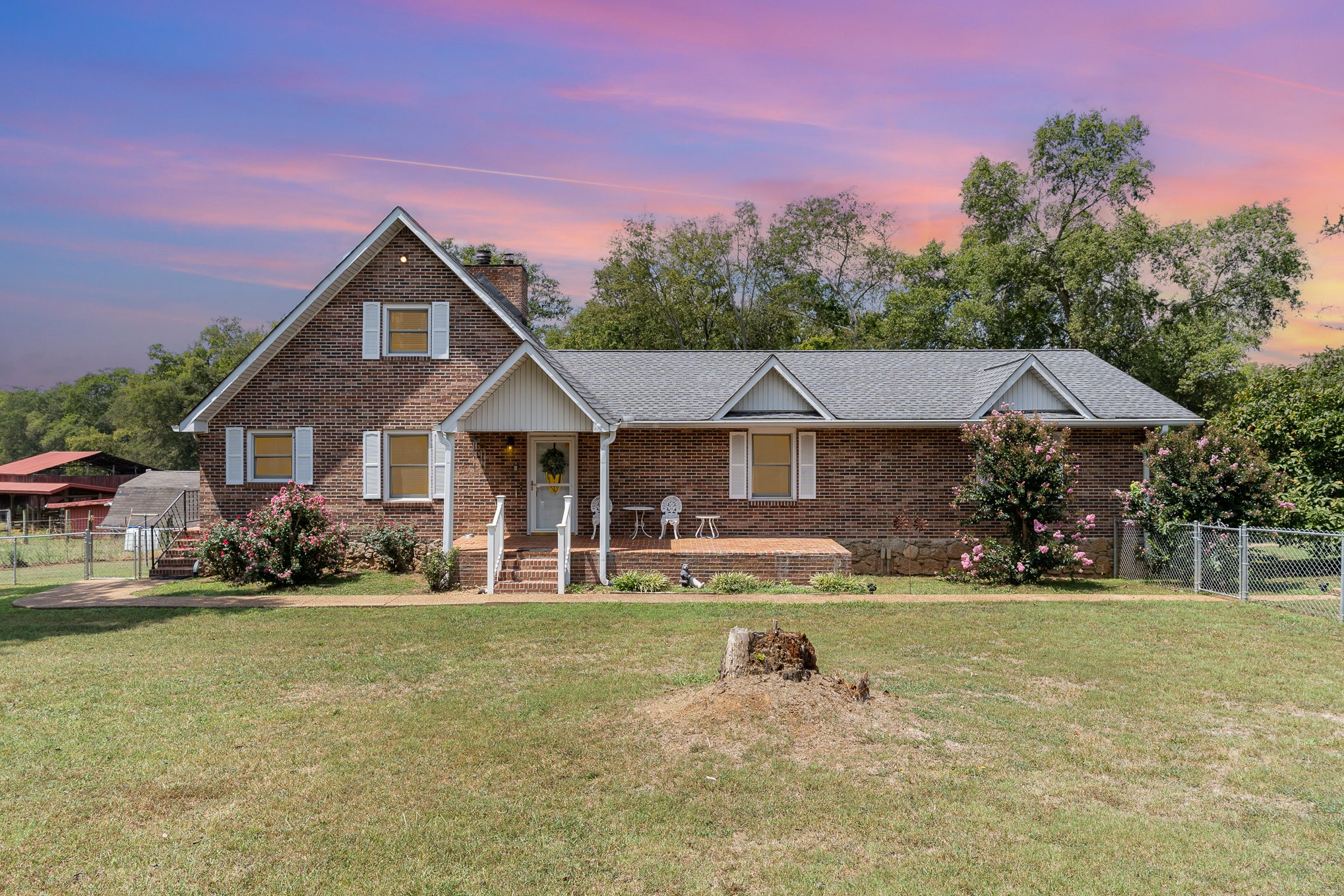 2847 Ashwood Road Columbia, TN 38401 - Photo 3 of 38 a front view of a house with garden