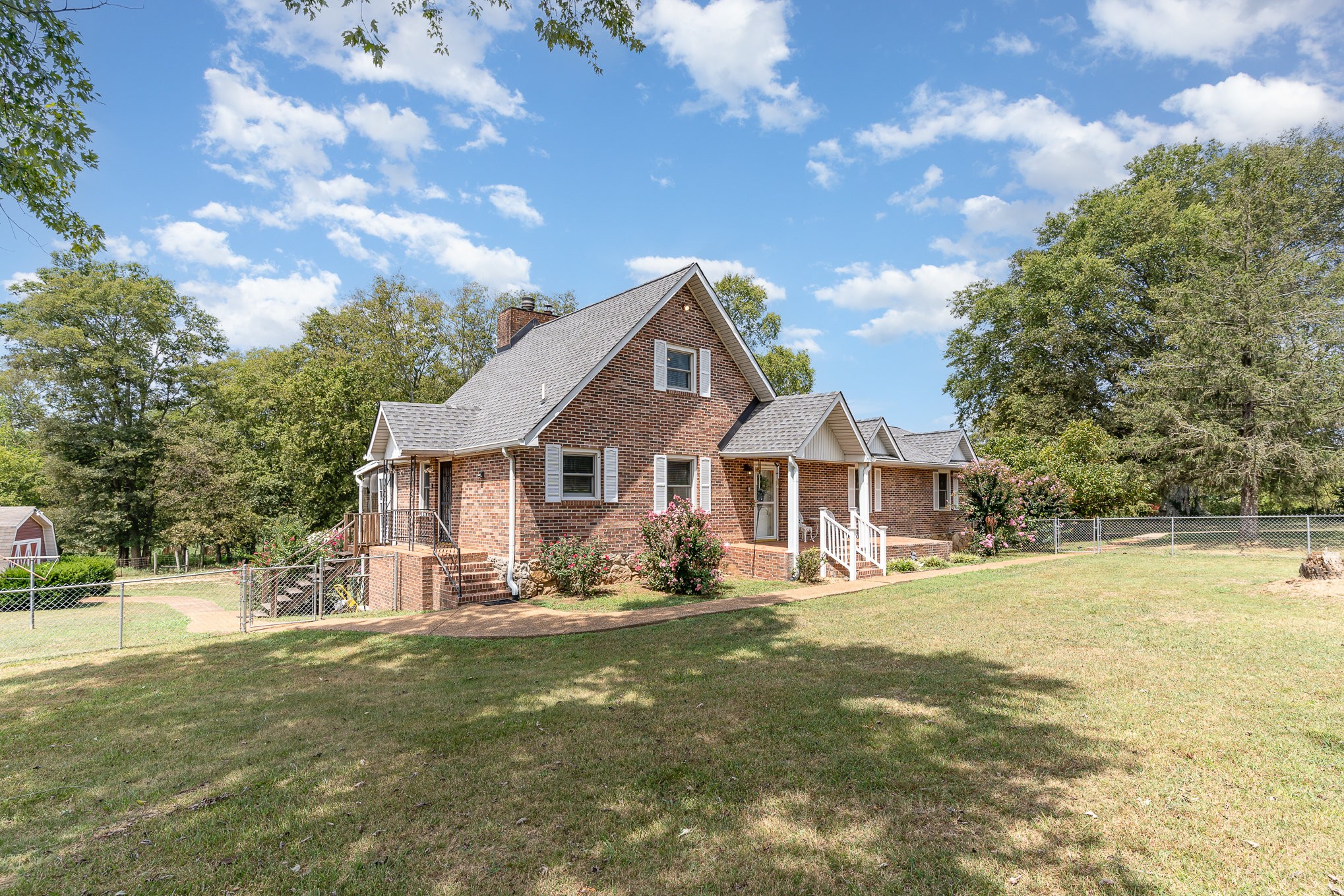 2847 Ashwood Road Columbia, TN 38401 - Photo 4 of 38 a front view of a house with a yard