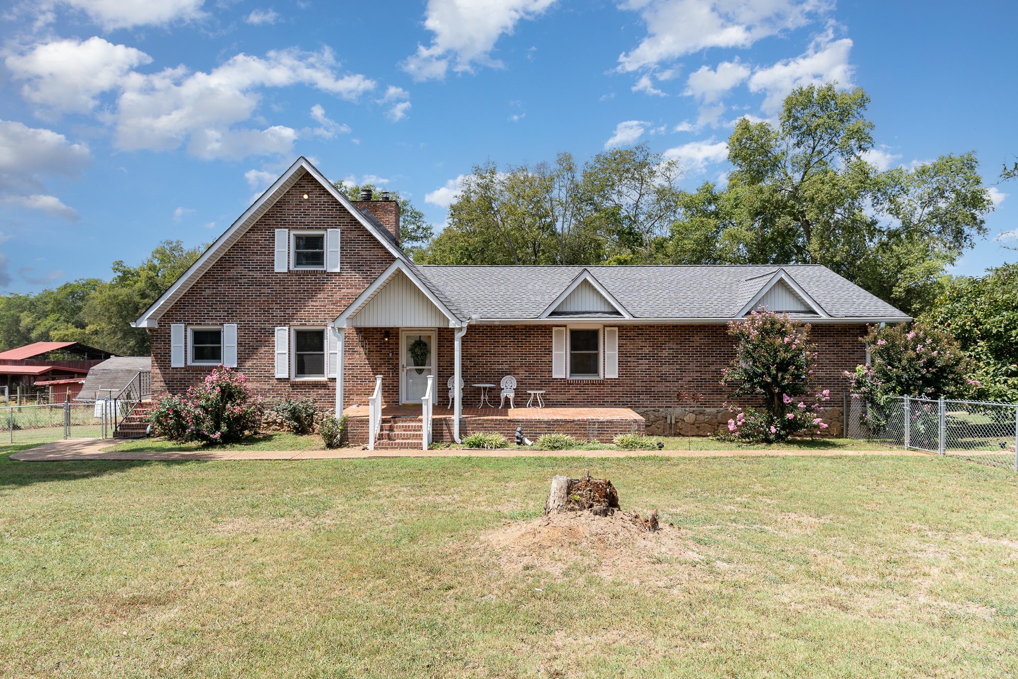 2847 Ashwood Road Columbia, TN 38401 - Photo 5 of 38 a front view of a house with a yard