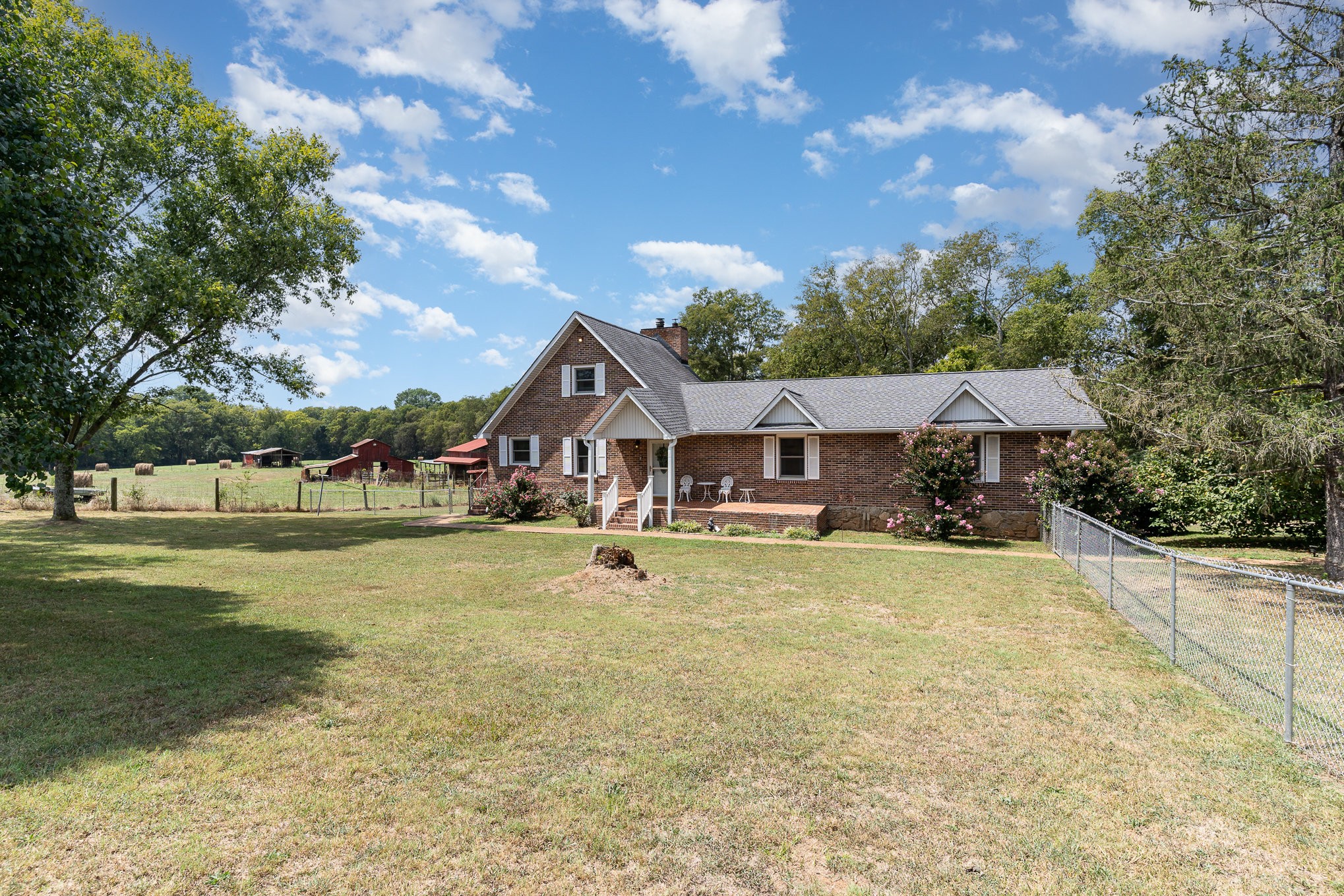 2847 Ashwood Road Columbia, TN 38401 - Photo 6 of 38 a front view of a house with a yard
