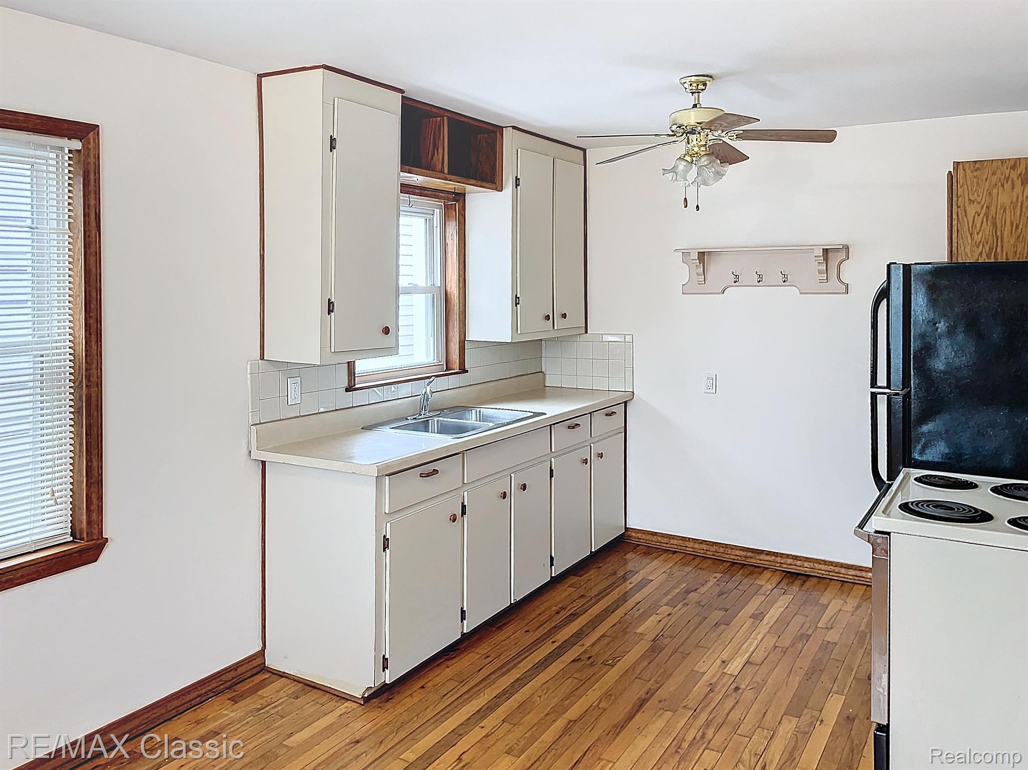 20129 Rensellor Street Livonia, MI 48152 - Photo 9 of 26 Kitchen layout