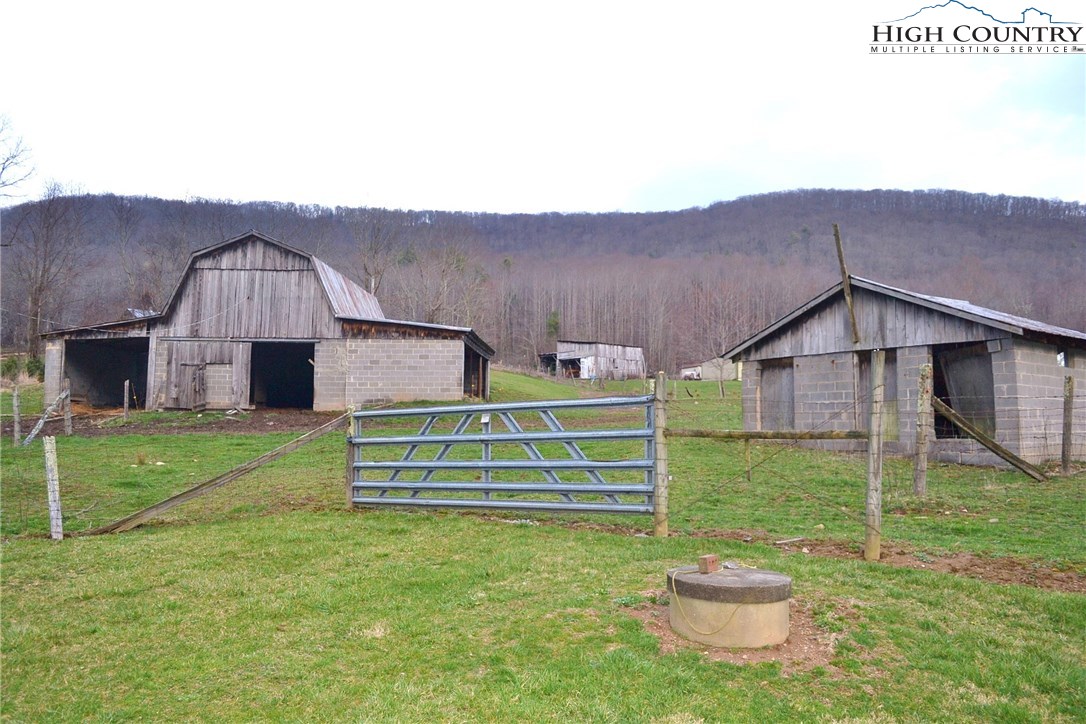 180 Country View Road Troutdale, VA 24378 - Photo 2 of 33 Gallery Image 2