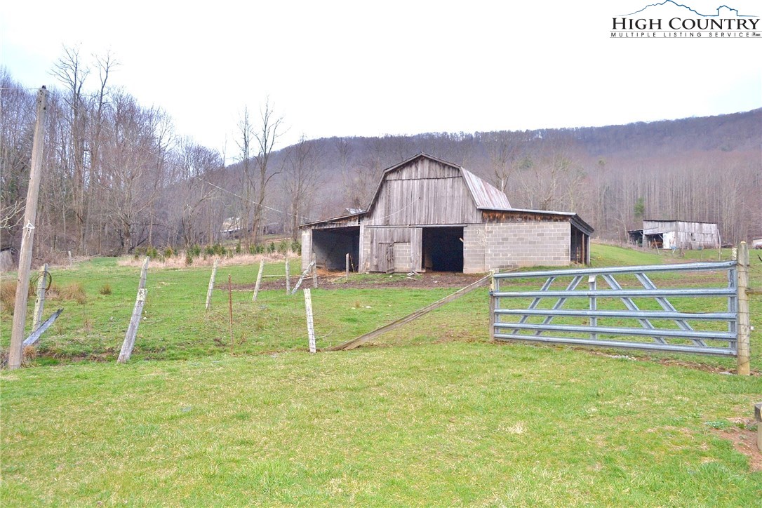 180 Country View Road Troutdale, VA 24378 - Photo 3 of 33 Gallery Image 3