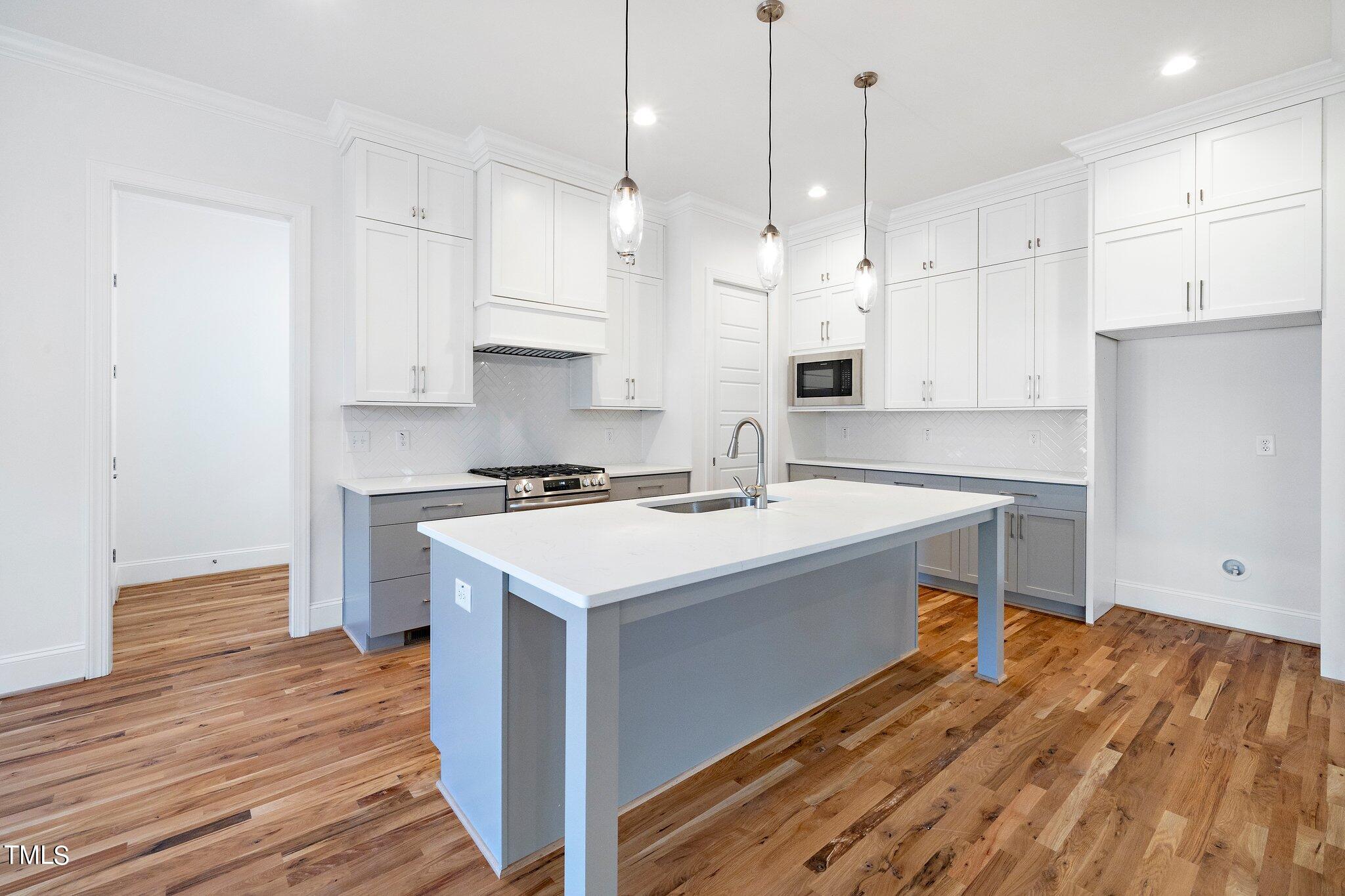 1652 Pineview Drive Raleigh, NC 27606 - Photo 12 of 33 11-web-or-mls-1652 Pineview Dr (9 of 30)