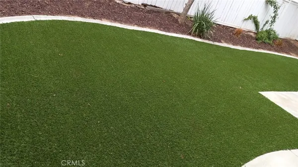 a view of yard with green space