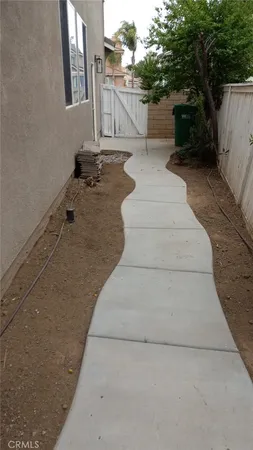 a view of a backyard