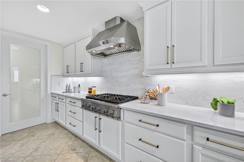 265 Indies Way, Unit 503 Naples, FL 34110 - Photo 10 of 45 Gas Cooktop