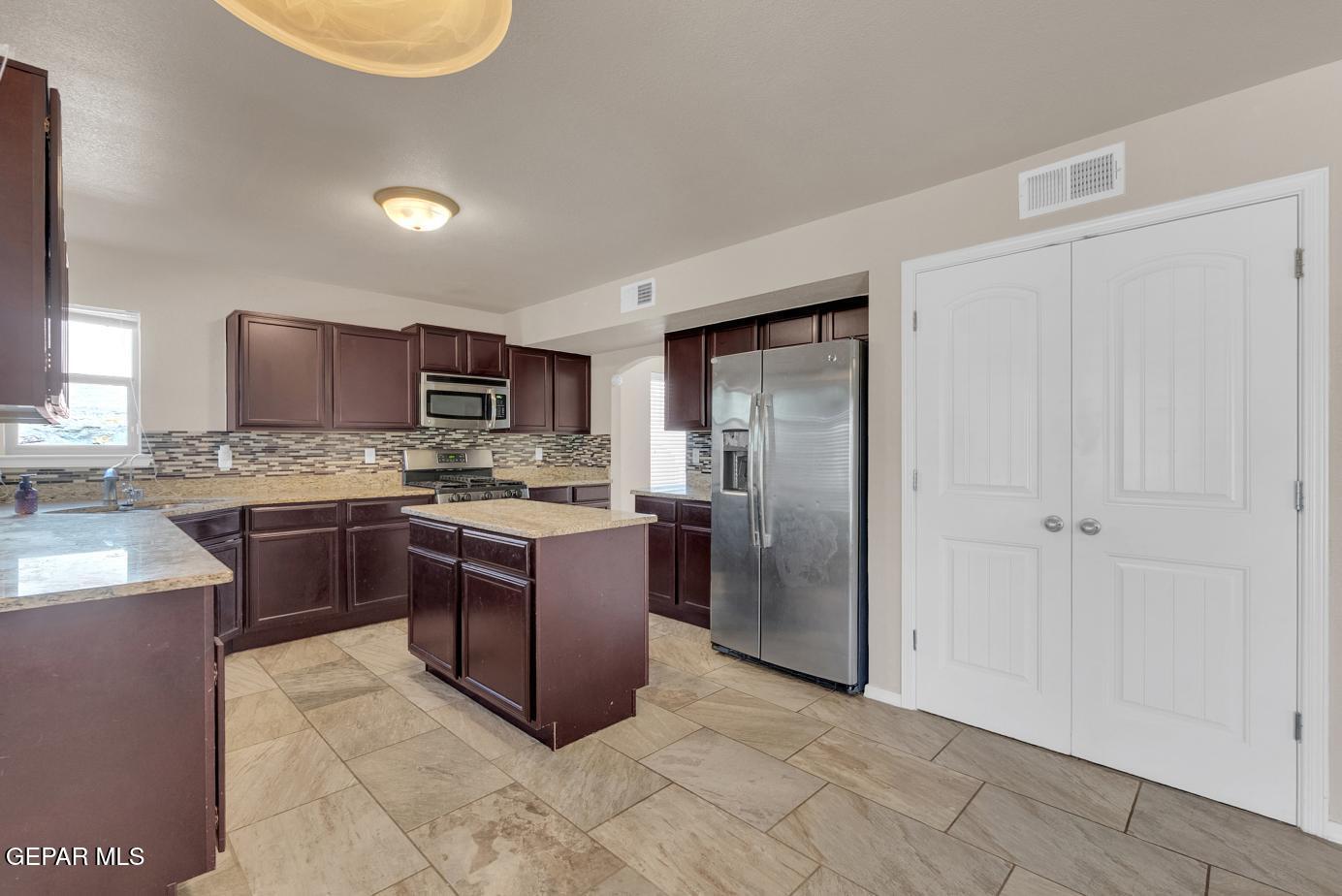11349 West Ranch Court El Paso, TX 79934 - Photo 20 of 61 a large kitchen with a stove a refrigerator and a sink