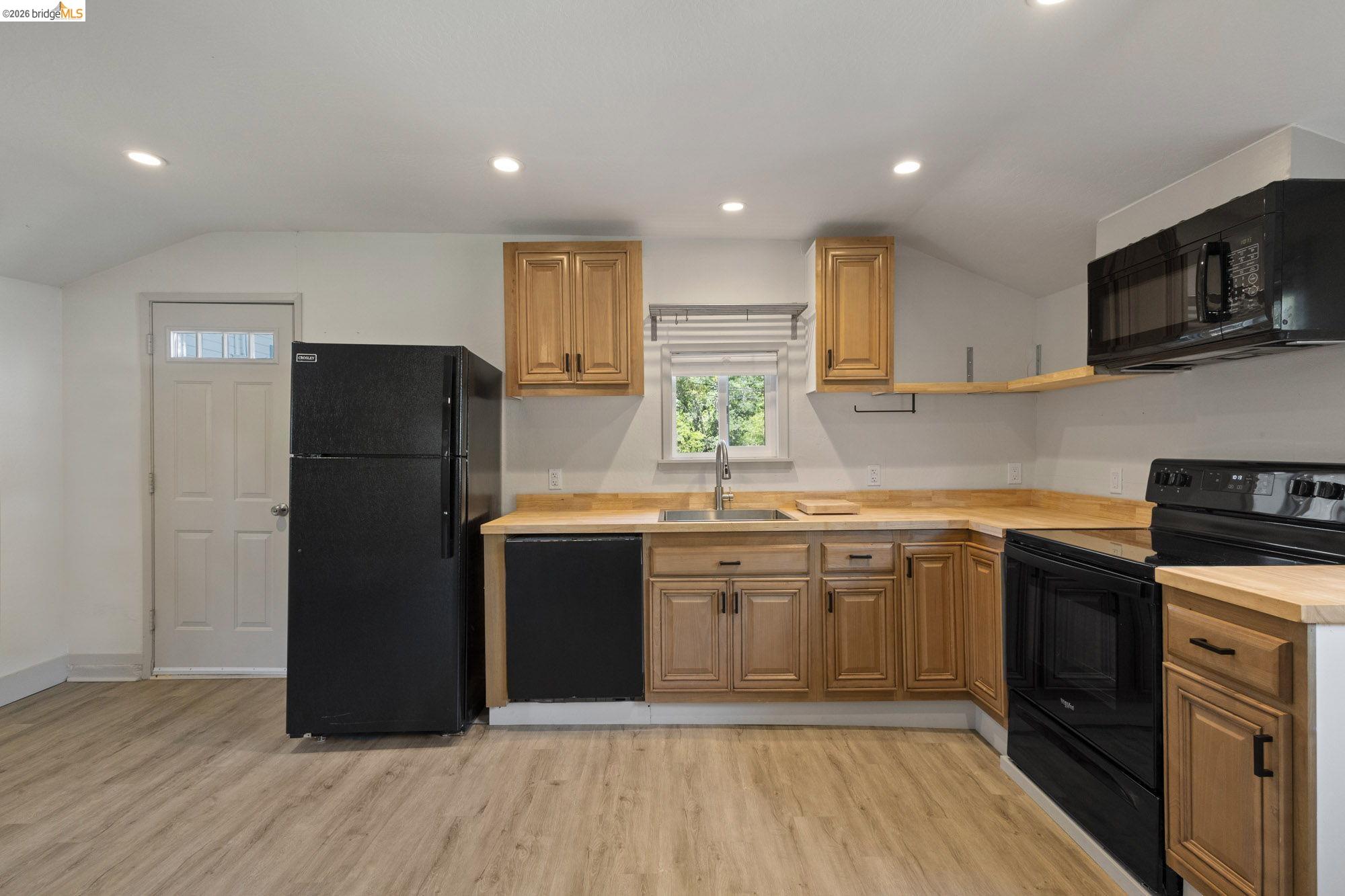 18363 Yosemite Road Tuolumne, CA 95379 - Photo 24 of 34 Kitchen with wood-finish flooring and recessed lighting