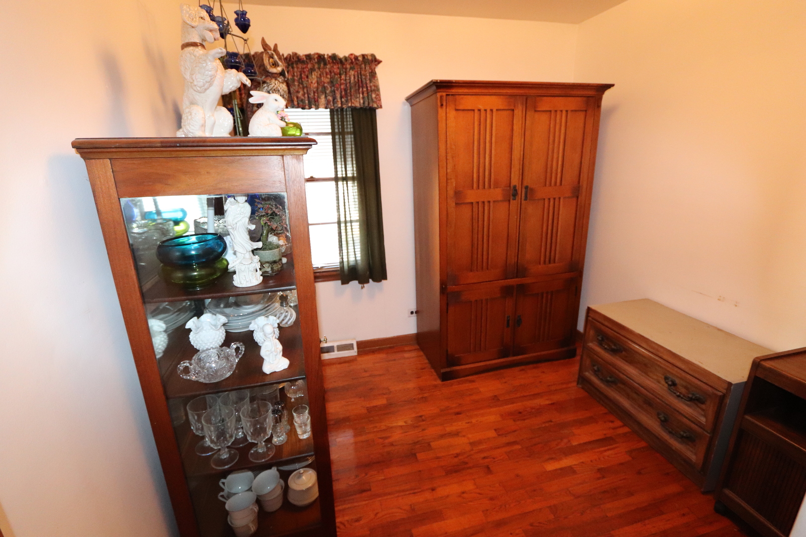 4919 Long Avenue Chicago, IL 60638 - Photo 16 of 29 an entryway with a table and a chandelier