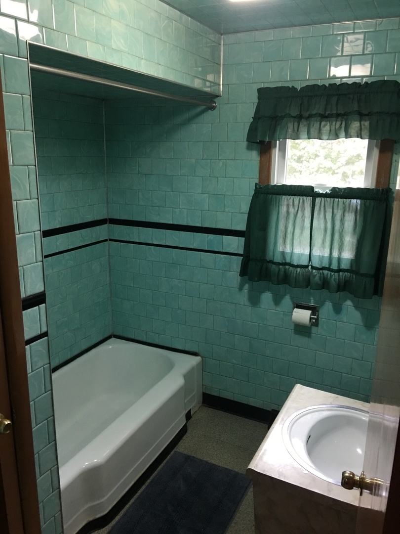 4919 Long Avenue Chicago, IL 60638 - Photo 18 of 29 a bathroom with a sink and bathtub