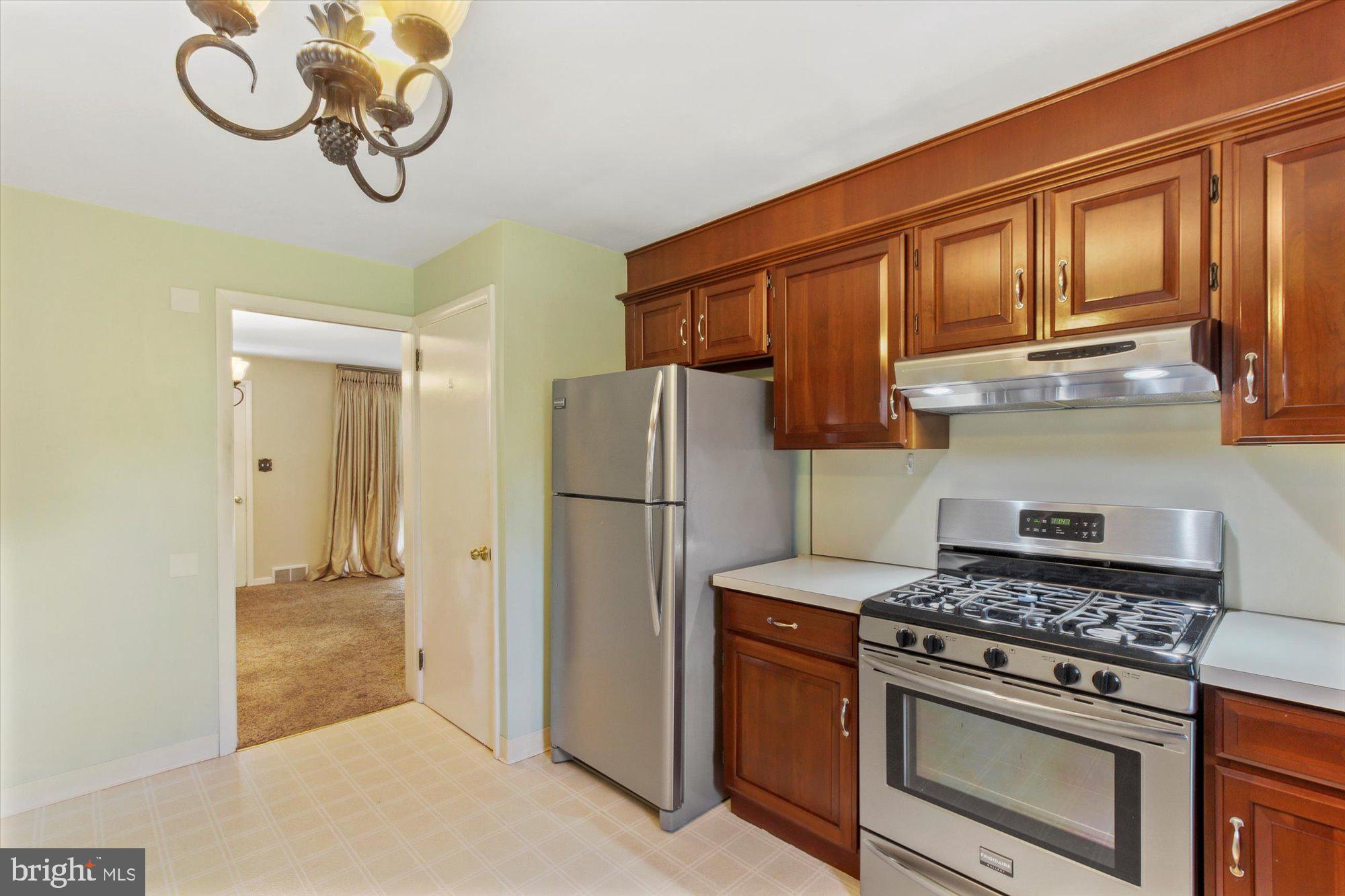 2405 Cambridge Road York, PA 17402 - Photo 11 of 28 Gallery Image 11