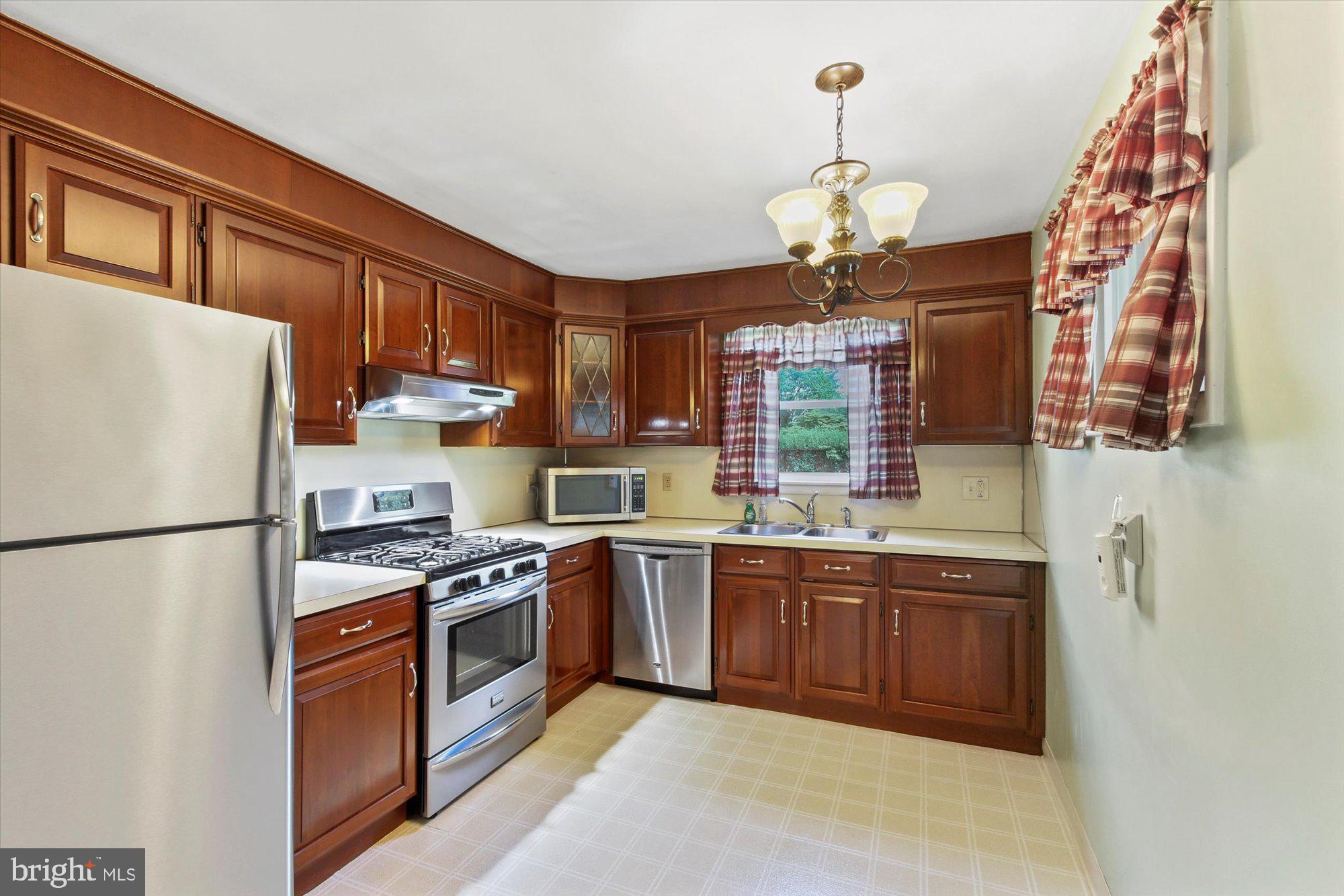 2405 Cambridge Road York, PA 17402 - Photo 10 of 28 Gallery Image 10