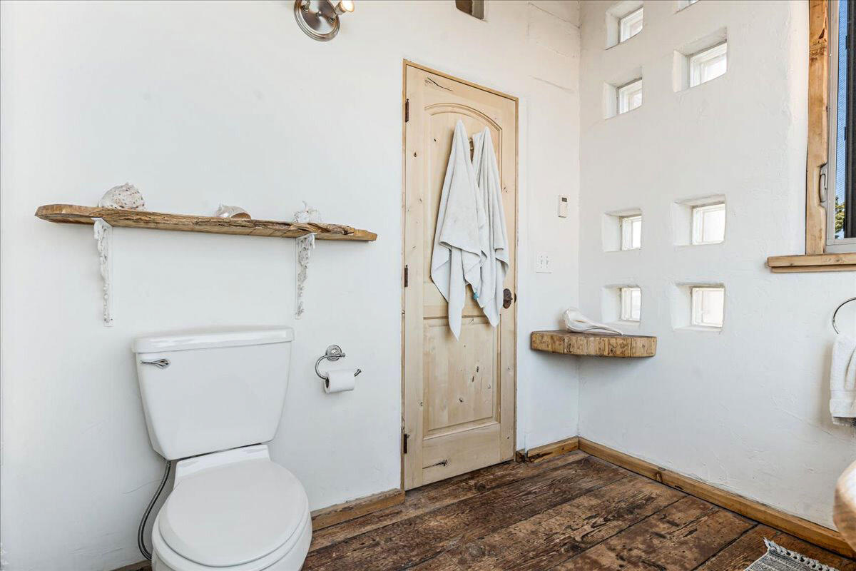65580 Sisemore Road Bend, OR 97703 - Photo 32 of 67 Bathroom 2