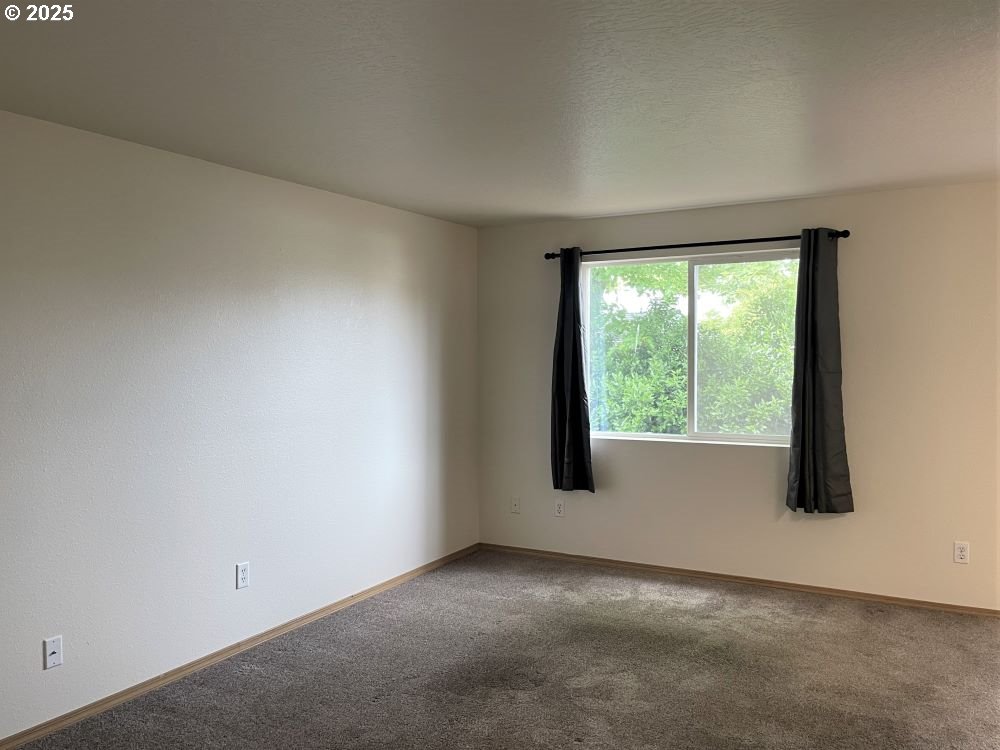 615 North Elliott Road Newberg, OR 97132 - Photo 4 of 16