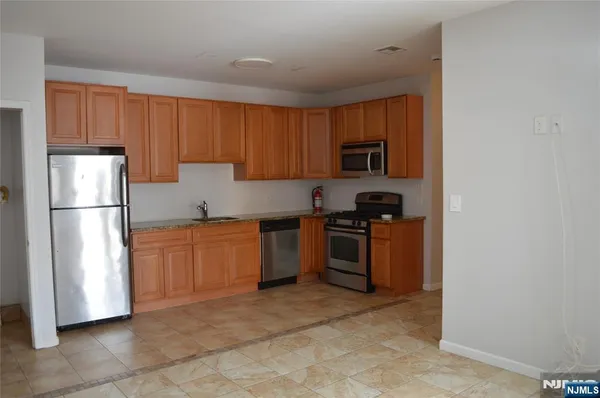 $1,925 | 16-18 North Front Street, Unit 5, Bergenfield, NJ 07621