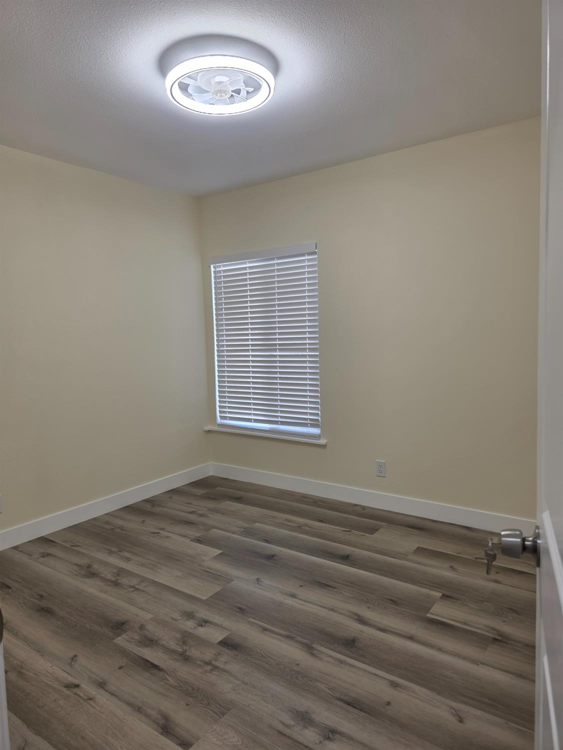 1098 East 21st Street Merced, CA 95340 - Photo 12 of 23 an empty room with a empty space and a window