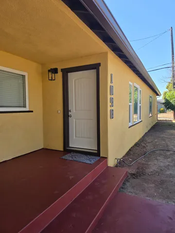 a view of empty room with front door