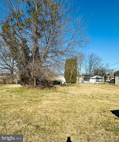 a view of a yard with an empty space