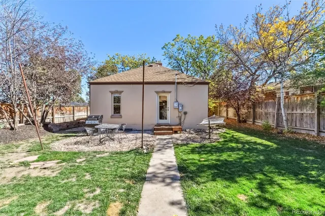 a view of a house with yard and tree s