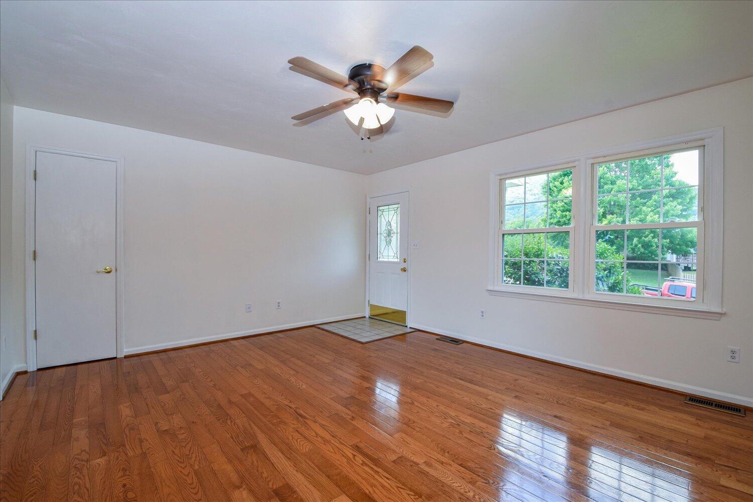 127 North Rome Drive Roanoke, VA 24019 - Photo 2 of 19 Living Room