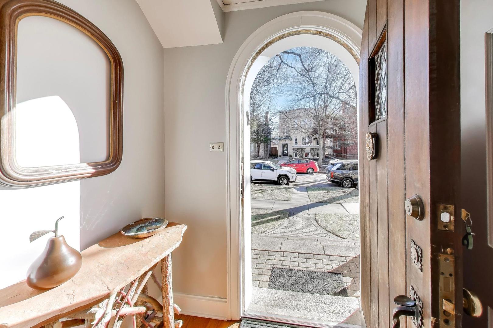 1103 Seward Street Evanston, IL 60202 - Photo 4 of 39 a view of living room and bathroom