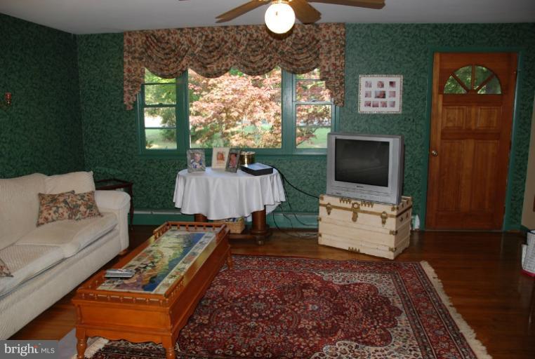 8033 Devlin Road Bristow, VA 20136 - Photo 1 of 18 Living Room