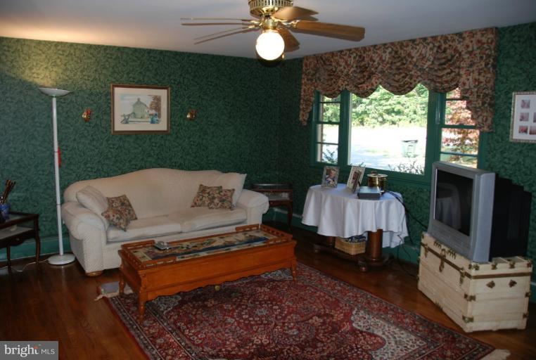 8033 Devlin Road Bristow, VA 20136 - Photo 3 of 18 Living Room