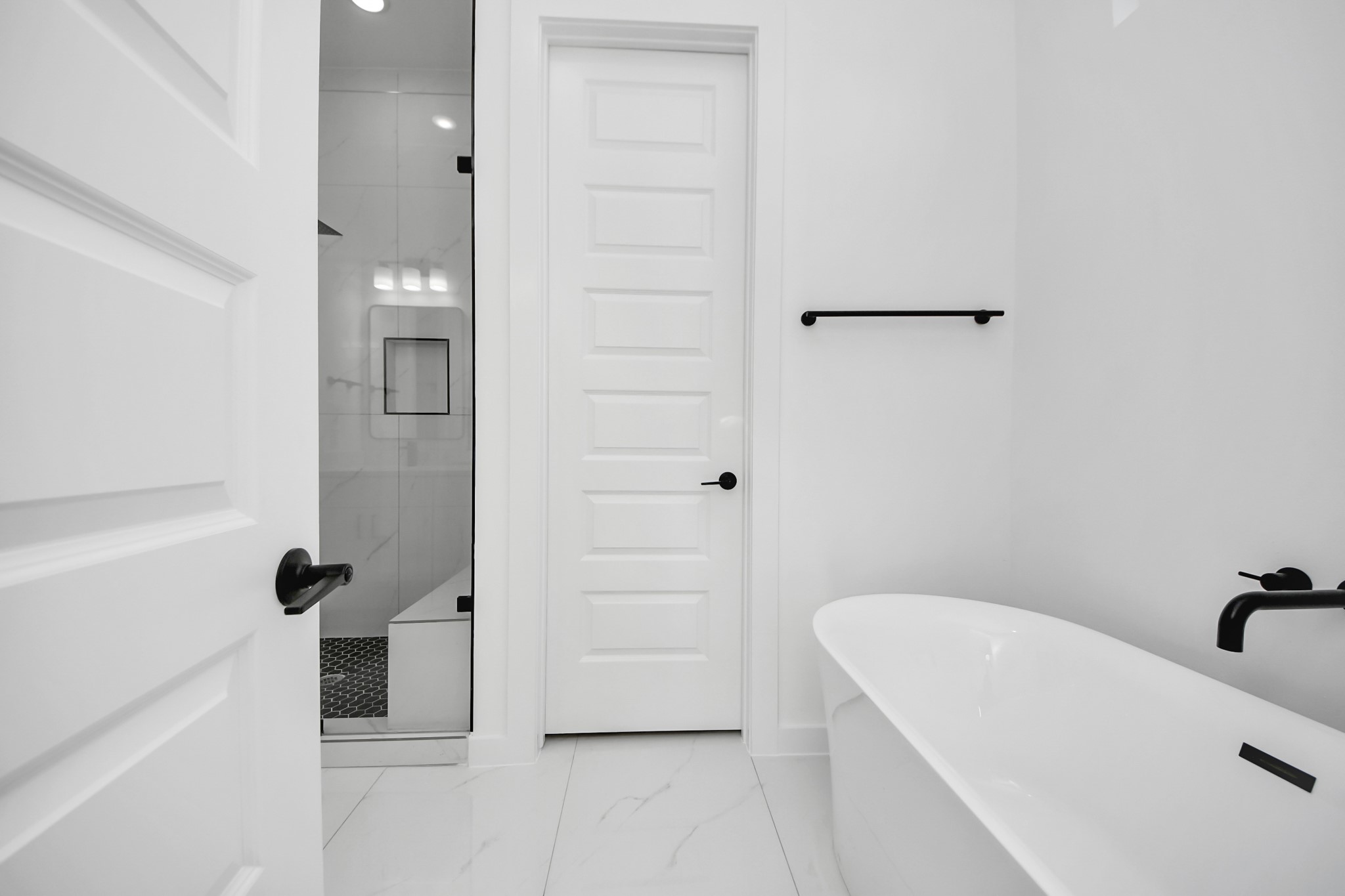 7935 Sunnyhill Street Houston, TX 77088 - Photo 11 of 21 a bathroom with a bathtub