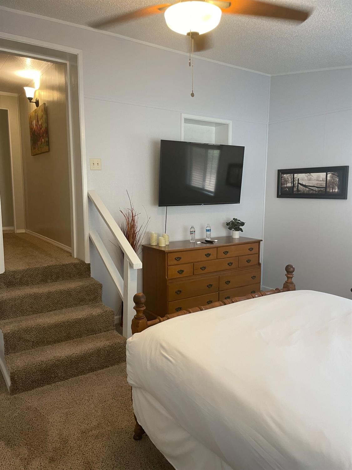 40640 Taylor Mountain Road Oakhurst, CA 93644 - Photo 27 of 62 a bedroom with a bed and a television