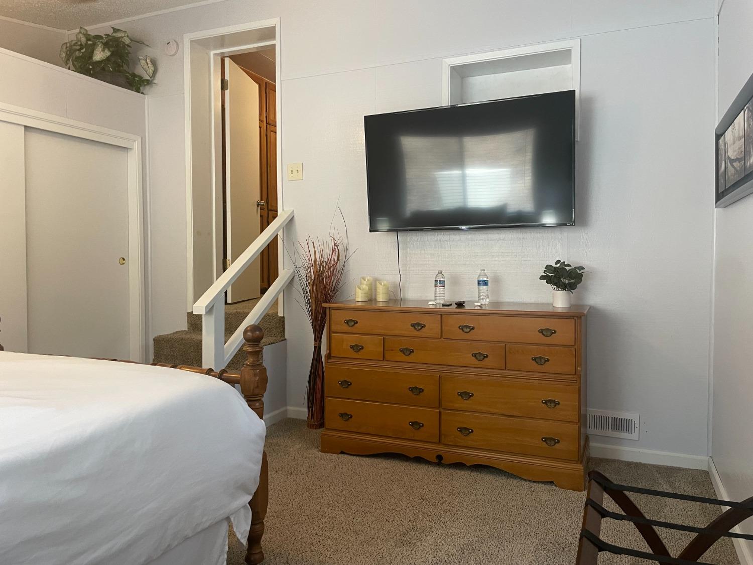 40640 Taylor Mountain Road Oakhurst, CA 93644 - Photo 28 of 62 a bedroom with a bed and a flat screen tv