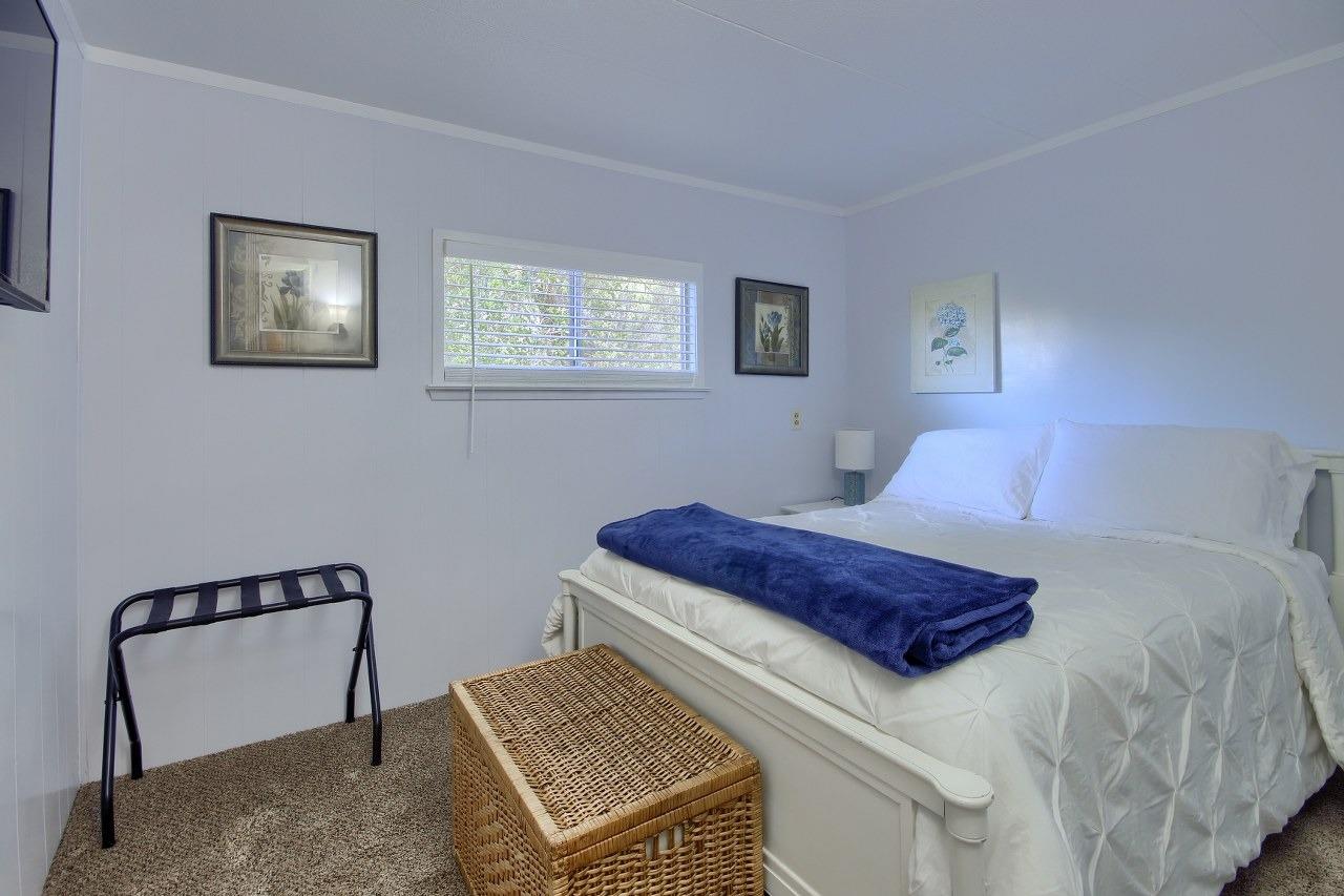 40640 Taylor Mountain Road Oakhurst, CA 93644 - Photo 33 of 62 a bedroom with a bed and window