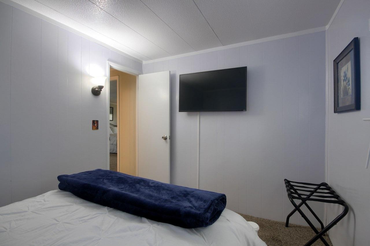 40640 Taylor Mountain Road Oakhurst, CA 93644 - Photo 34 of 62 a living room with a bed and a flat screen tv