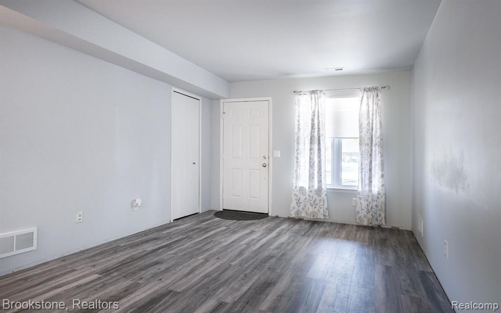 1626 Emerson Circle Rochester Hills, MI 48307 - Photo 5 of 24