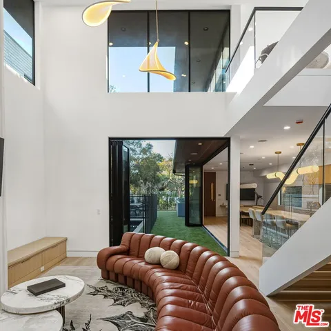 $6,700,000 | 738 Palms Boulevard, Venice, CA 90291