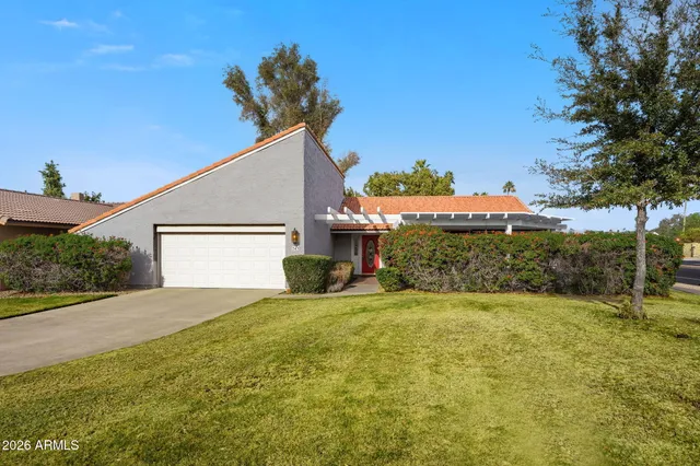 a view of a back yard of the house