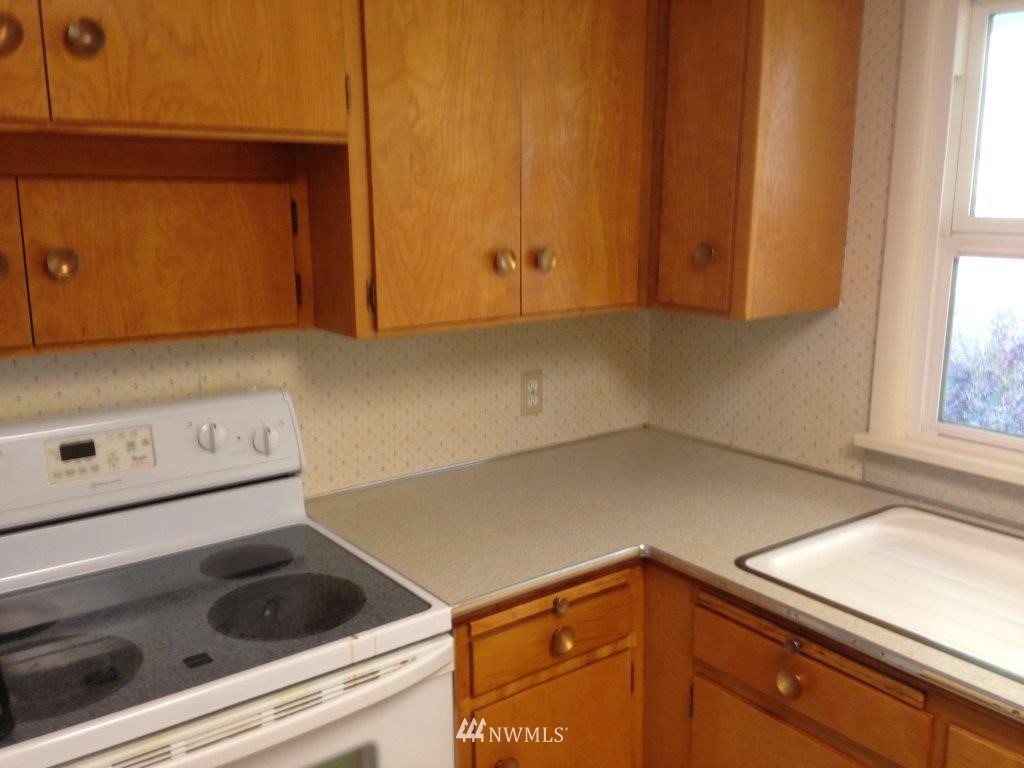 22212 Southeast May Valley Road Issaquah, WA 98027 - Photo 5 of 16 Gallery Image 5
