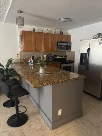 $235,000 | 4550 Northwest 9th Street, Unit 901E, Miami, FL 33126