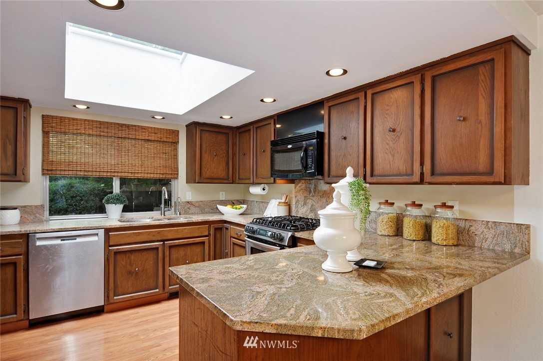 14135 148th Place Southeast Renton, WA 98059 - Photo 8 of 25 Gallery Image 8
