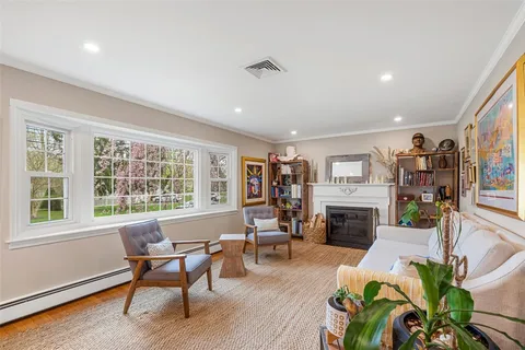 $899,000 | 7 Meadowbrook Drive, Barrington, RI 02806