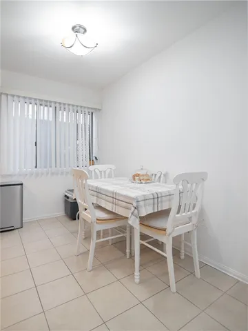 a dining room that has a table and chairs in it